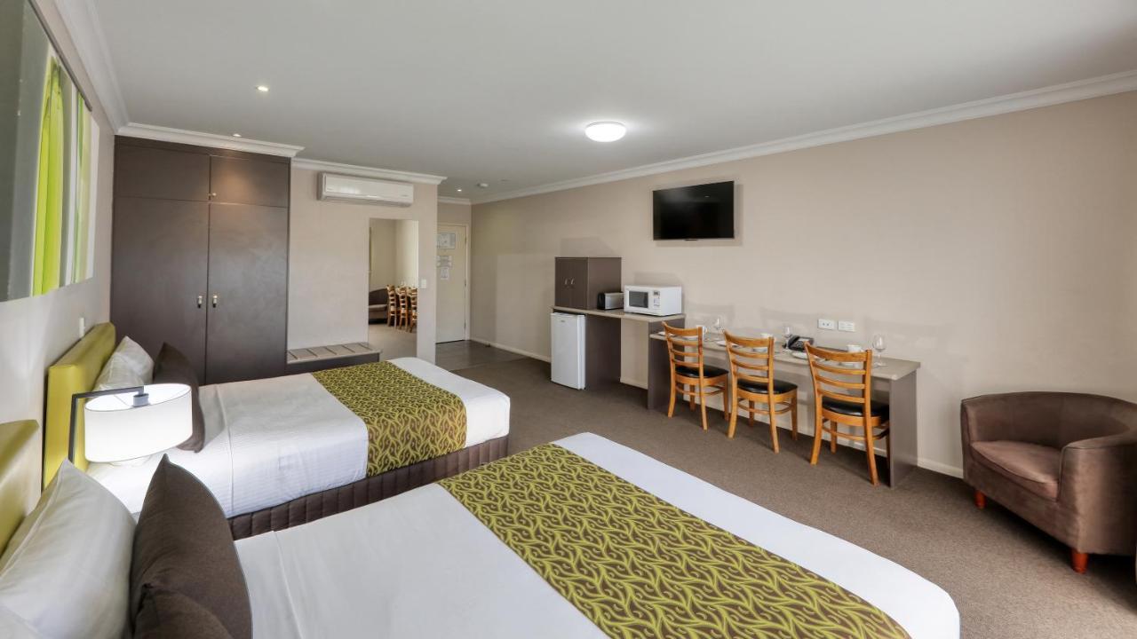 Drovers Motor Inn Далби Екстериор снимка